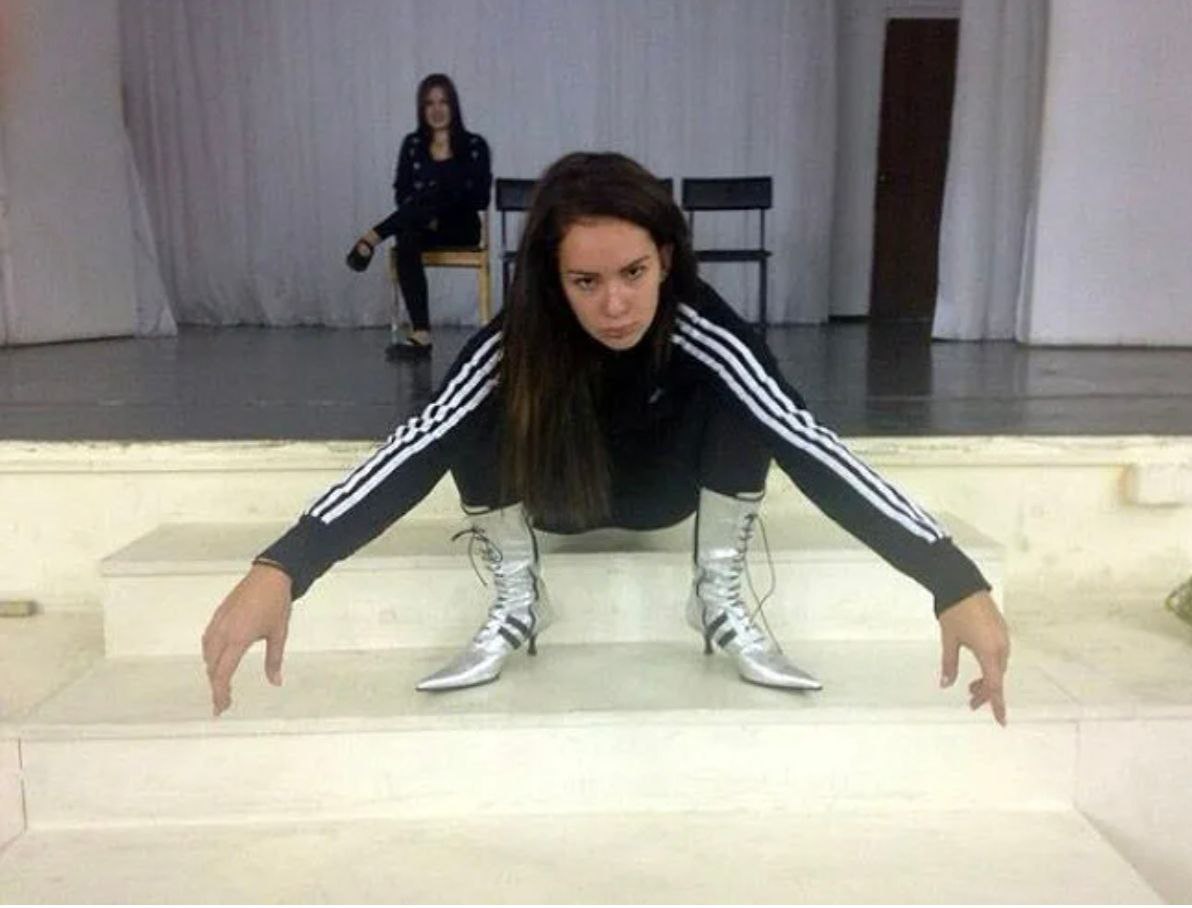 Телочка на каблуках и в юбке стала жертвой проделываний маньяка